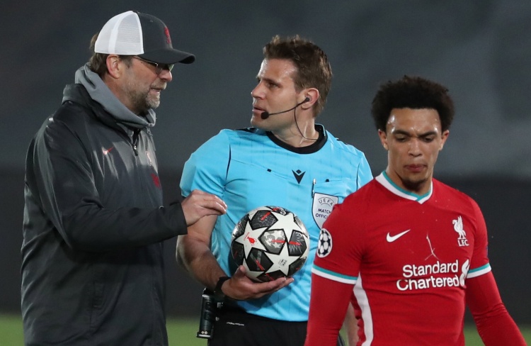 B费本赛季英超已经56次创造机会，8次助攻领跑英超助攻榜